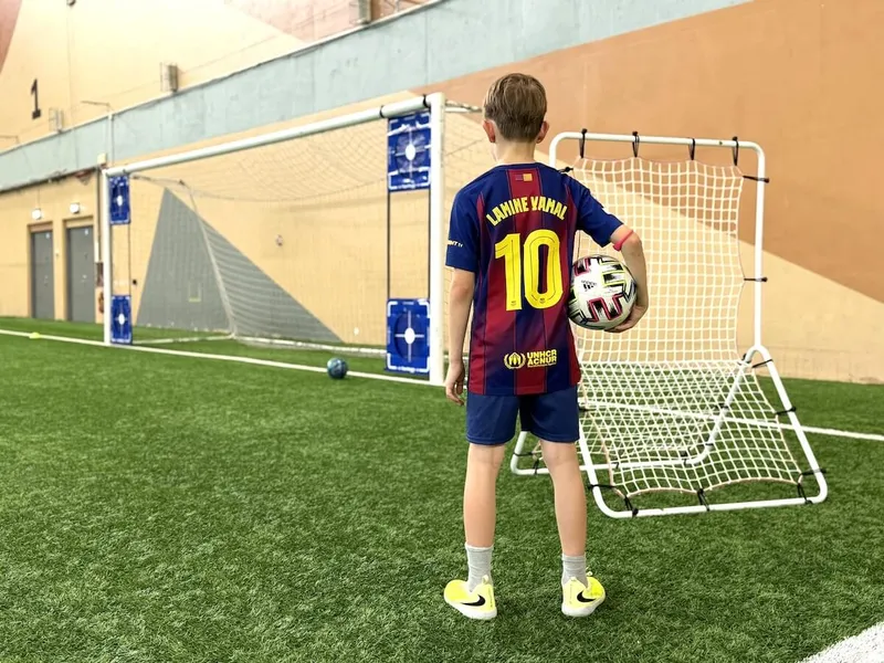 Bērnu ballīte futbola laukumā